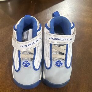 Jordan Kids White and Blue Hook-and-Loop Sneakers
